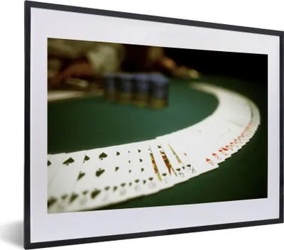 Produktbild von MuchoWow® MuchoWow® Gerahmtes Poster Spielkartensatz auf dem Tisch 40x30 cm - Poster mit zchwarzem Bilderrahmen - Bilderrahmen - Poster im Rahmen