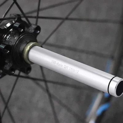 Produktbild von Fahrrad-Quick-Release-Adapter Ultralight 15mm-12mm Silber.