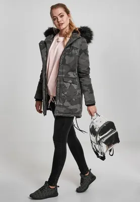 Zdjęcie produktu dla Urban Classics – damska kurtka typu parka w ciemnym kamuflażu, barwiona w stylu overdyed – rozmiar L