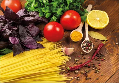 Produktbild von Wallario Poster - Italienisches Menü mit Spaghetti, Tomaten, Basilikum und Gewürzen, Kunstdruck Größe: 70 x 100 cm