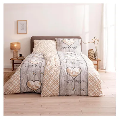 Produktbild von Bettwäsche im Landhaus-Stil 135x200 + 80x80 cm · 4-teilig, Karo mit Hirsch und Herz in Holzoptik · 100% Baumwolle · Vintage Partner Bettwäsche-Set
