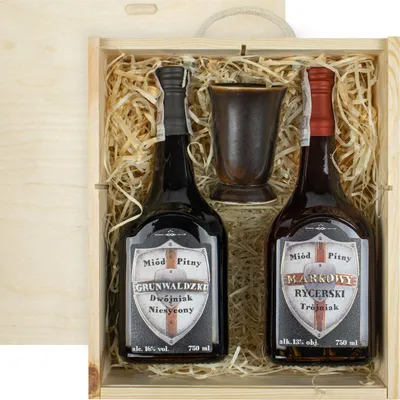 Produktbild von Geschenkset mit 2 Mets und Keramikbecher in Holzbox | Dwójniak- Halber: Grunwaldzki, Trójniak-Drittel: Markowy Rycerski| Honigwein 1500ml | 13-16% Alkohol Metwein | Polnische Produktion