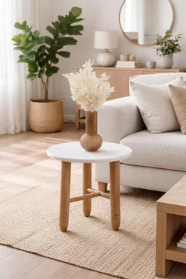 Image de Table d'appoint élégante, idéale pour un salon moderne. Table en bois blanche
