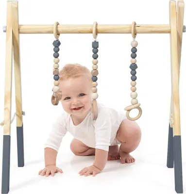 Produktbild von Spieltrapez aus Holz, Motorikspielzeug für Babys, Spielbogen mit 3 Spielzeugringe & 2 Kleinen Tiermodellen, Aktivitätszentrum mit Dreieckigen Struktur, für Kinderzimmer (Grau)