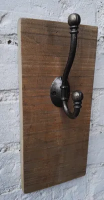 Produktbild von Stabiler Garderobenhaken auf Holzbrett 26 cm Wandhaken Doppelhaken
