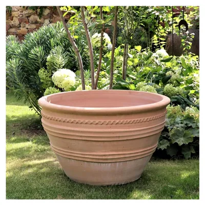 Produktbild von Großer Terracotta Blumentopf Veronica 70cm - 100% Handgefertigter Terrakotta Pflanzkübel für den Garten & Innenbereich - Robust & Stilvoll zu jeder Jahreszeit