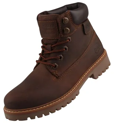 Das Bild zeigt einen braunen Stiefel aus Leder mit geschnürten Riemen und einer robusten Sohle. Zu sehen ist der Stiefel von der linken Seite und er steht auf einer hellen Oberfläche.
