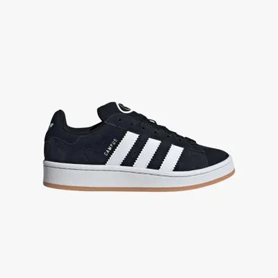 Produktbild von Kaufen Sie den Adidas Campus 00s GS Schwarz Weiß bei Kicksshop. Retro-Uni-Sneaker mit Obermaterial aus Wildleder und ikonischem Campus-Design.