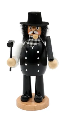 Dachdecker mit schwarzen Hut, eine schwarz-weiße karierte Schärpe und eine schwarze Uniform.