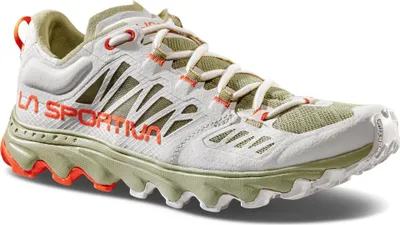 Trailrunning-Schuhe für Damen; Modell "Helios III Woman" von La Sportiva in Weiß und Olivgrün mit orangefarbenen Akzenten.