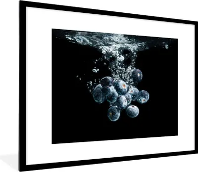Produktbild von MuchoWow® Gerahmtes Poster Blaubeeren - Obst - Beeren - Stillleben - Wasser - Schwarz 80x60 cm - Poster mit Schwarzem Bilderrahmen Wandposter Rahmen Foto Bilder - Schlafzimmer-Dekorationen - Fotoposter