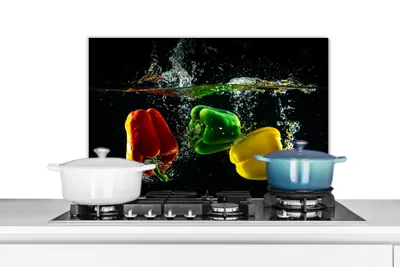 Obrázok produktu pre KitchenYeah® Kuchynský splashback - kuchynský splashback - ochrana steny sporáka a drezu - paprika - zelenina - voda - čierna - červená - zelená - žltá 70x50 - hliníkový dibond (alternatíva k sklenenému splashbacku) -