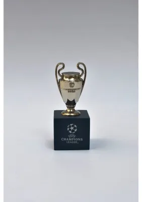 Produktbild von UEFA CL 45mm Pokalreplika auf Holzpodest
