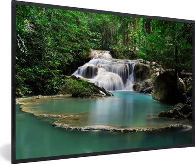 Produktbild von MuchoWow® MuchoWow® Gerahmtes Poster Ein Wasserfall mit Bäumen im Erawan-Nationalpark in Thailand 60x40 cm - Poster mit zchwarzem Bilderrahmen - Printing - Wanddeko Schlafzimmer