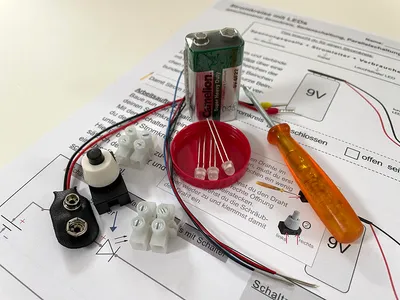 Produktbild von SchulSet, LED Stromkreis, EinzelSet, inkl. Batterien, Serien-, Parallelschaltung, inkl. Anleitung, Experimente mit Strom, myExperimentSet, Werkpackung