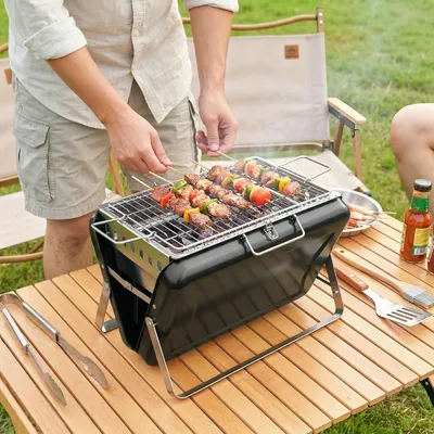 Produktbild von Koffergrill Holzkohle klappbar, Campinggrill Edelstahl, BBQ Smoker tragbar, Schwarz | 40×28×25,5 cm | 4 kg | Sicherheitsverriegelung