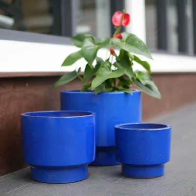 Zdjęcie produktu dla Zestaw trzech ręcznie robionych ceramicznych doniczek na rośliny, kolor niebieski, średnica: 38,1/30,5/22,9 cm