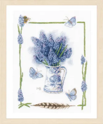 Productafbeelding van Lanarte borduurpakket "Blauwe druivenhyacint" van Marjolein Bastin, telmodel, 27x37 cm