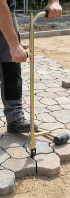 Produktbild von Verbundstein-Richteisen 'PB' – Verzinkter Fugenrichter für Pflaster & Verbundsteine – Mit Fußtritt & 2 Handgriffen – Zum Ausrichten & Korrigieren