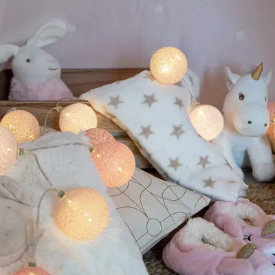 Productafbeelding van Lichtsnoer met bollen van katoen - LED USB - Nachtlampje baby 2 uur - Netadapter - 3 intensiteiten - 24 ballen 2,4 m