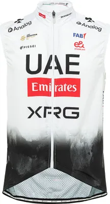 Obrázek produktu pro PISSEI Cyklistická vesta - UAE TEAM EMIRATES 2025 - bílá/černá 2XL