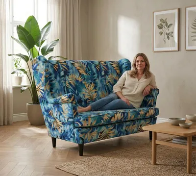 Produktbild von Ohrensofa ARI Poly – mit tropischem Muster, Stoff in Blau, Family Meble, KI-generiertes Bild