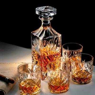 Produktbild von Whiskey Gläser und Karaffe Set in Luxus Geschenkbox - Perfektes Geschenk für Whisky Liebhaber