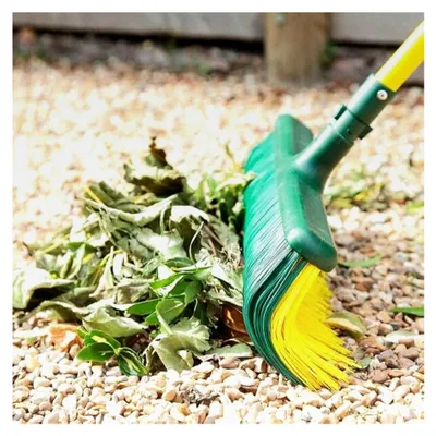 Produktbild von Krallenbesen oder Kunstrasenbürste ohne Stiel, kompatibel mit Universalstiel, geeignet für die Pflege und Reinigung von Garten, Terrasse und Kunstrasen.