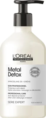 A bottle of L'Oréal Professionnel Metal Detox shampoo with a pump dispenser.