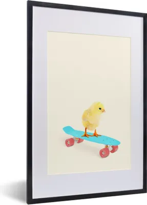Produktbild von MuchoWow® Gerahmtes Poster Küken - Gelb - Skateboard - Blau - Tiere 40x60 cm - Poster mit Schwarzem Bilderrahmen Wandposter Rahmen Foto Bilder - Poster in Rahmen