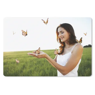 Obrázok produktu pre Podložka pod myš - Žena medzi motýľmi - 27x18cm - Rohožka pod myš