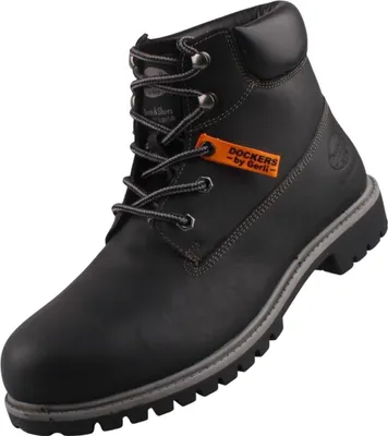 Das Bild zeigt einen braunen Stiefel in seitlicher Ansicht. Der Stiefel hat eine hohe Form und eine robuste Sohle.