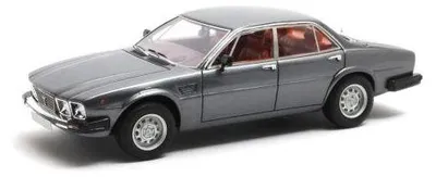 Productafbeelding van Matrix 1:43 DeTomaso Deauville Serie 2 (1978) - grijs metallic.