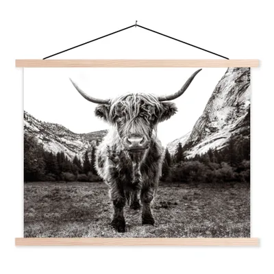 Produktbild von MuchoWow® Textilposter Berg - Schwarz - Weiß - Schottischer Highlander 60x45 cm mit holzfarbenen Rahmen - Bild