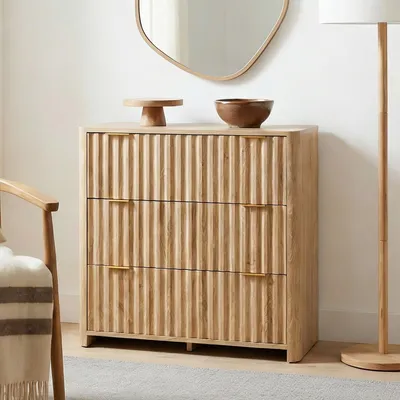 Produktbild von Kommode ELLA mit 3 Schubladen, Eiche Finish - Schubladenkommode mit Lamellenoptik, Sideboard mit Stauraum, Anrichte in natürlicher Holzoptik und goldfarbene Metallgriffe, skandinavisches Design