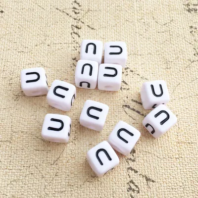 Produktbild von Buchstaben Perlen, 30 Stück, 6x6 mm, weiß mit schwarz, eckig, Buchstabe U