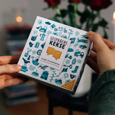 Produktbild von Gesprächskekse – Tolles Mitbringsel für Mama, Papa und Familienfest – Spannende Gespräche in der (Wahl-)Familie – Fragen zu Kindheit, Heute & Zukunft