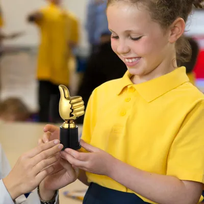 Image de Trophée "Pouce levé", en plastique, environ 15 cm, idéal pour les événements sportifs et les célébrations
