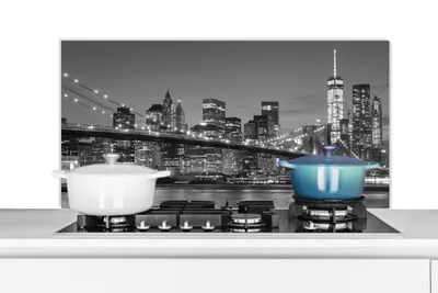 Produktbild von KitchenYeah®  Spritzschutz Küche - Küchenrückwand - Wandschutz für Herd und Spüle - New York - Brooklyn-Brücke - Schwarz - Weiß 100x50 - Alu-Dibond (Alternative zum Spritzschutz aus Glas) - Hitzebestä
