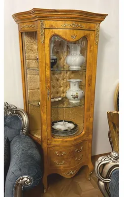 Produktbild von Casa Padrino Barock Vitrine Vogelaugenahorn / Gold / Messing H. 175 cm - 1