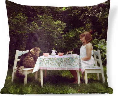Produktbild von MuchoWow® Zierkissen Sofakissen Wohnzimmer Dekokissen 40x40 cm Mädchen - Katze - Tisch - Foto Kissen - Schlafzimmer Dekoration