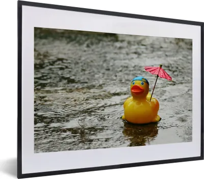 Produktbild von MuchoWow® MuchoWow® Gerahmtes Poster Gummi-Ente - Regen - Regenschirm 40x30 cm - Poster mit zchwarzem Bilderrahmen - Bilderrahmen - Poster im Rahmen
