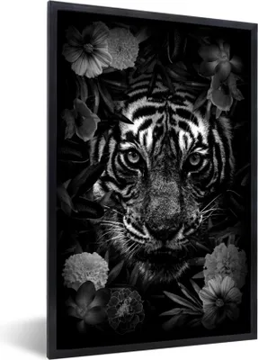 Produktbild von MuchoWow® Gerahmtes Poster Tiger zwischen den Blumen - schwarz und weiß 60x90 cm - Poster mit Schwarzem Bilderrahmen Wandposter Rahmen Foto Bilder - Kunst