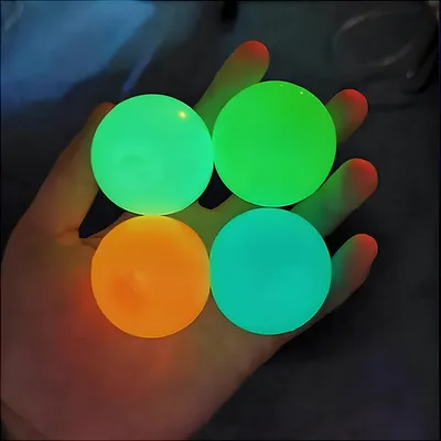 Productafbeelding van Kleverig Lichtgevende Antistressballen 4 Stuks 65MM set van lichtgevende ballen om tegen het plafond te gooien en sensorisch te spelen.
