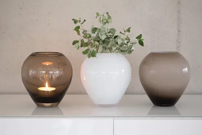 Immagine prodotto di LIVIA Vaso in vetro - H. 18cm x Ø 16cm - bianco opalino - Vetro opalino - Vaso per fiori