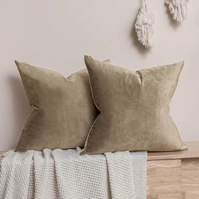 Zdjęcie produktu dla Zestaw 2 poszewek na poduszki z aksamitu, 65x65 cm, kolor: beżowy. Dekoracyjne, kwadratowe poszewki z ukrytym zamkiem błyskawicznym