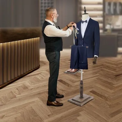 Produktbild von Kleiderbügel für Bekleidungsgeschäfte – Verstellbare Höhe und Kunststoff-Oberteil mit stabilem Fuß
