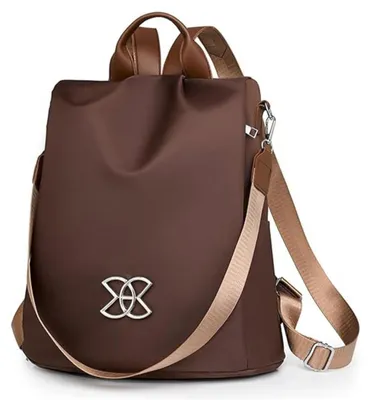 Brauner diebstahlsicherer Rucksack mit silbernem ineinandergreifendem Logo auf der Vorderseite, mit braunen Lederoptik-Trägern und einem hellbraunen verstellbaren Schultergurt