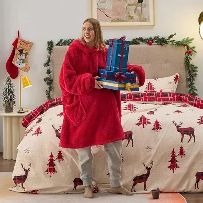 Produktbild von Famanu Hoodie-Decke mit Ärmeln - warme, tragbare Decke in Rot, 95 x 85 cm