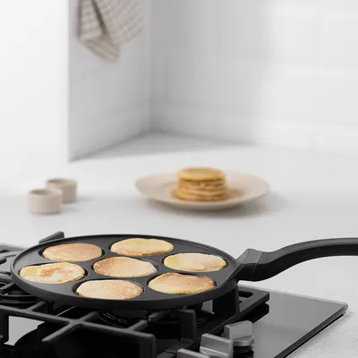 Produktbild von Navaris Augenpfanne Pancake Maker Blinipfanne - 27cm Pfanne Pfannkuchenpfanne mit 7 Löchern - Bratpfanne für alle Herdarten - Antihaftbeschichtung